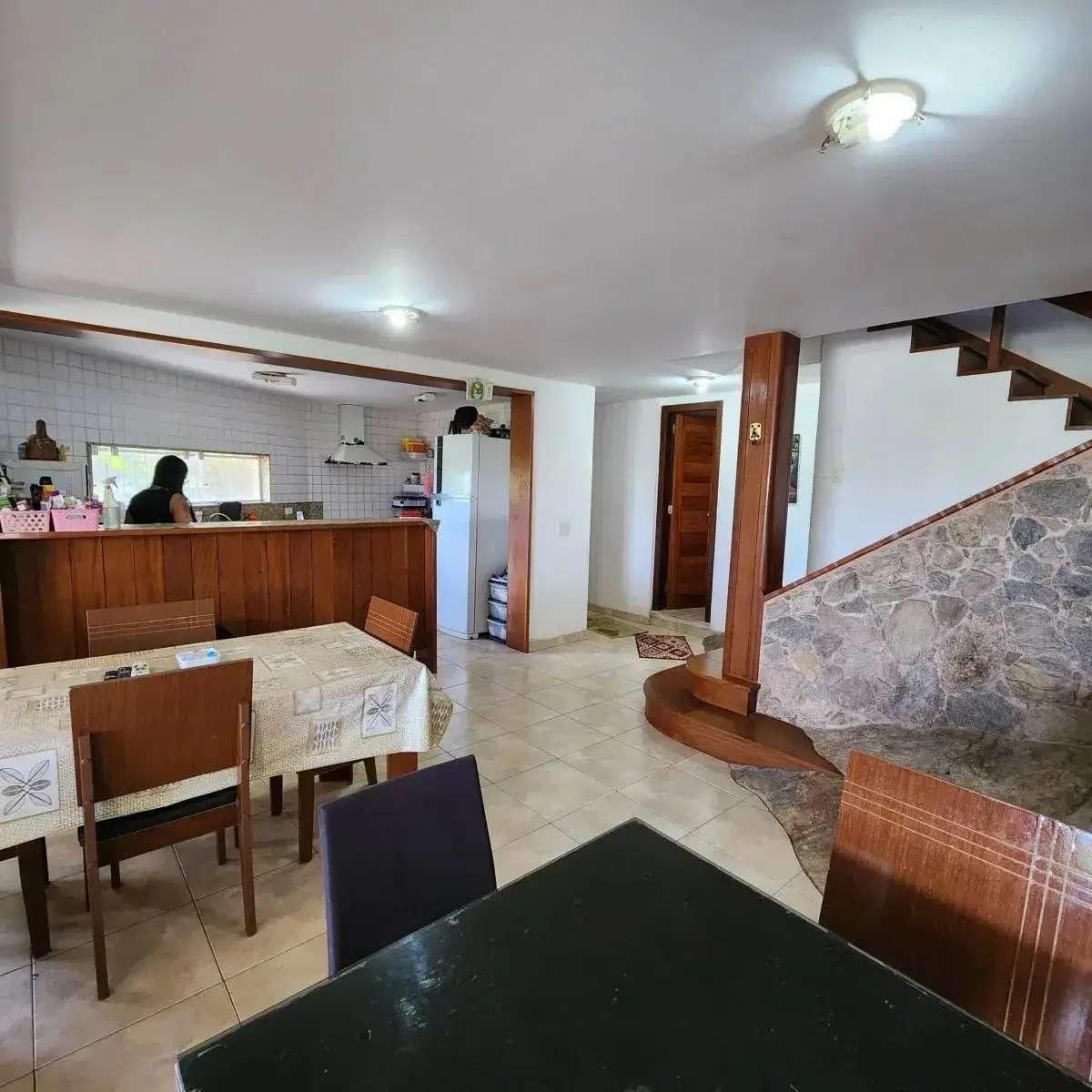 Casa integrada à natureza em terreno de 2.000m2 - Luggare Soluções Imobiliárias